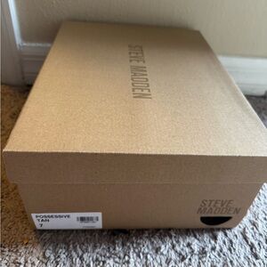 Brand new * used once * Steve Madden Possessive sneakers size 7 women’s - tan